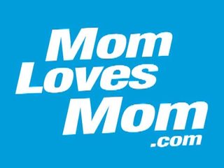 Momen älskar momen: lascivious blondin momma i röd nylonstrumpor tar det dubbel