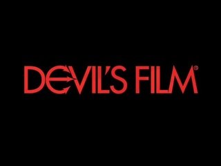 Devilsfilm perempuan hitam pengasuh boffed oleh putih daging