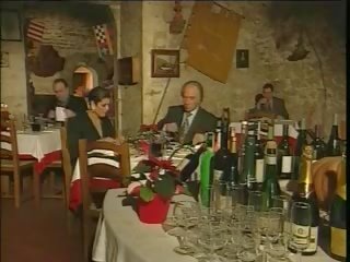 Personable الإيطالي marriageable غش زوج في مطعم