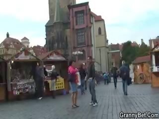 Starý turistický je vyzvednout nahoru a šroubované na patro