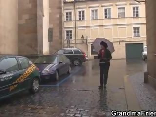 Vecs streetwalker aizņem tas no abi gali