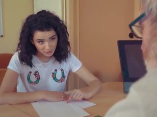 Desirable adoleshent fucked nga i madh anëtar gjyshi cums në të saj gojë me cumplay