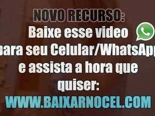 Casada se masturba no banheiro enquanto o marido dorme