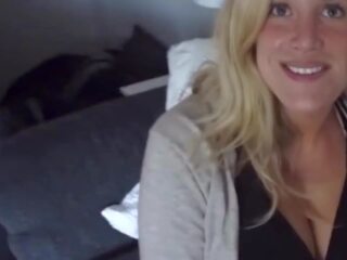 Sedusive blondine milf met mooi melkachtig scheur: gratis hd volwassen film f8