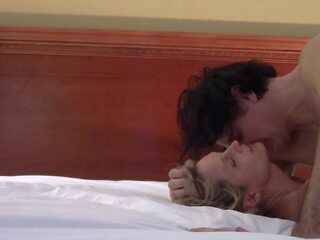 Real casero pareja follando en cama con loud gimiendo