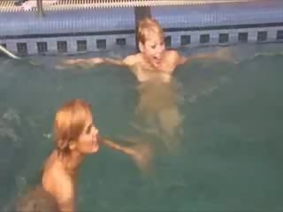 Τρία ιταλικό babes σε ο πισίνα