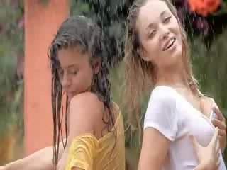 Delightful vajzat në the shi