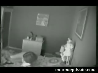 Spion camera betrapt ochtend masturbatie mijn mam vid