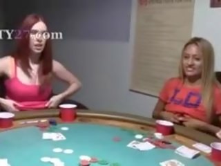 Jauns meitenes pieaugušais filma par pokers nakts