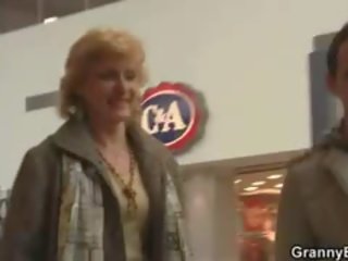 A stripling picks up old blondinka and fucks her