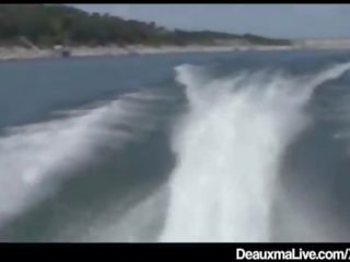 Με πλούσιο στήθος τεκνατζού deauxma μανσόν dives στο texas ερωτύλος σκάφος party&excl;