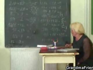 Dos estudiantes decidido a joder su viejo profesora