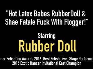 Sensational latex babes rubberdoll & shae fatale faen med flogger!