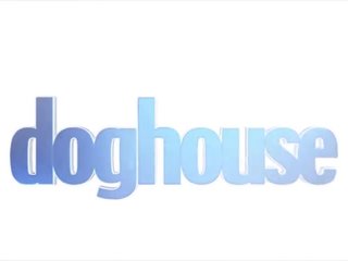 Doghouse - kaira kärlek är en magnificent rödhårig fågelunge och åtnjuter stuffing henne fittor & röv med dicks