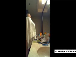 Mijn naakt 52 jaar oud mam spied in badkamer